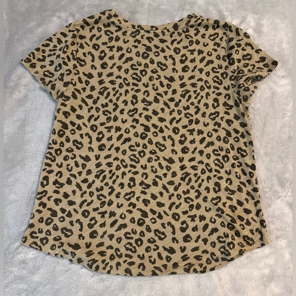 Old Navy EveryWear Crew-Neck Leapard Printed T-Shirt - Picture 4 of 6